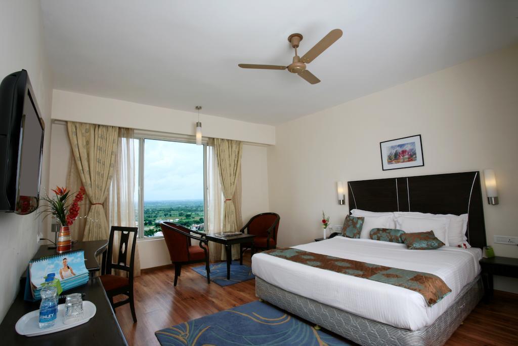 Leonia Holistic Destination Hotel Shamirpet Kamer foto